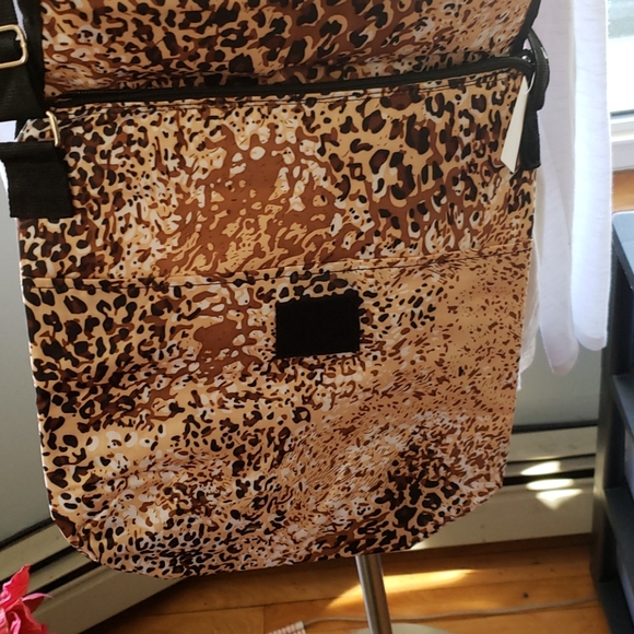 Leopard print laptop cross body bag - Picture 3 of 8